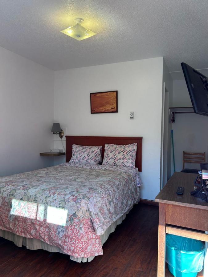Dolphin Motel Tofino Exterior photo